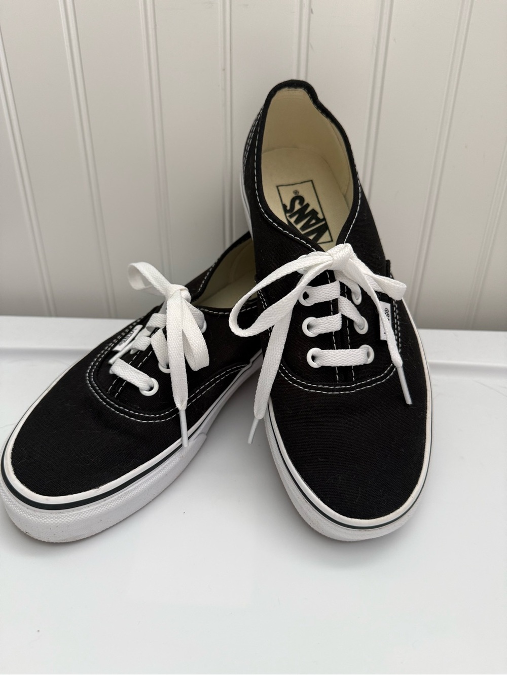 Vans Women’s Authentic Low Top Sneakers Size 7